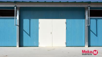 MKGZARMAI15-puerta-nave-metalica-gallinas-MEKANAVES